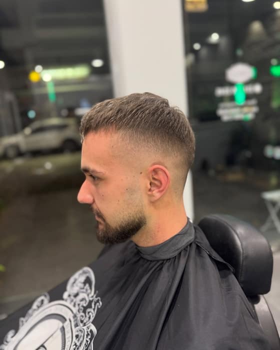 Κούρεμα skin fade με γενειάδα, σε προφίλ, το βράδυ